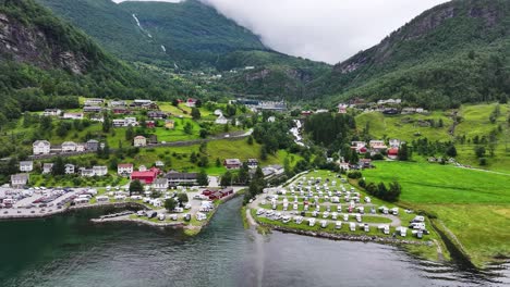 Vista-Aérea-Del-Pintoresco-Pueblo-De-Geiranger,-Noruega