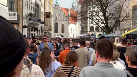 Menschenmenge-überquert-Stadtstraße,-Belebte-Kreuzung,-Viele-Fußgänger-überqueren-Zebrastreifen