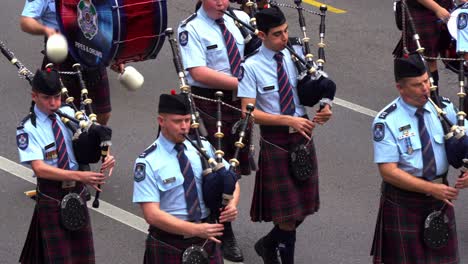 Gaitas-Y-Tambores-De-La-Policía-De-Queensland,-Gaiteros-Y-Bateristas,-Tocando-Gaitas-Y-Tambores-Para-La-Ciudad-De-Brisbane-Durante-La-Tradición-Anual-Del-Desfile-Del-Día-De-Anzac,-Primer-Plano