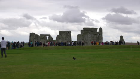Turistas-Que-Visitan-Stonehenge,-Patrimonio-De-La-Humanidad-Por-La-Unesco,-Esculturas-De-Piedra-Prehistóricas,-Cámara-Lenta