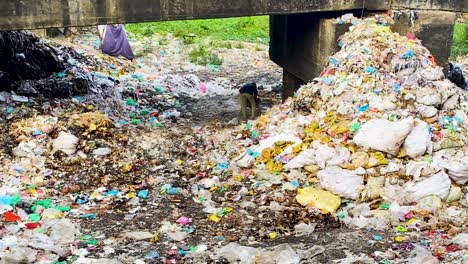 Streunender-Hund-Und-Mensch-Verbinden-Sich-Auf-Verschmutzter-Plastikmülldeponie-In-Bangladesch,-Dhaka