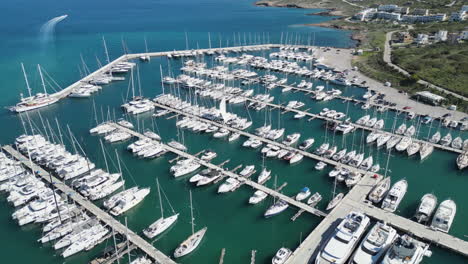 Un-Dron-Captura-Un-Puerto-En-Grecia-Lleno-De-Barcos-Blancos.