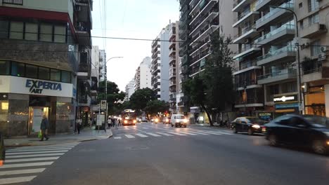 Hyperlapse,-Buenos-Aires,-Stadt,-Corrientes-Avenue,-Verkehr-Und-Menschen-Gehen-Durch-Den-Argentinischen-Alltag-Mit-Skyline-Hintergrund-Um-Großstadtgebäude