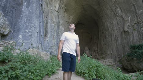 Turista-Masculino-En-La-Famosa-Cueva-Kárstica-De-Prohodna-Cerca-De-Karlukovo,-En-El-Centro-Norte-De-Bulgaria