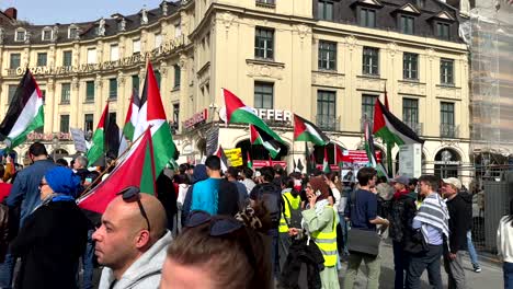 Menschenmenge-In-Deutscher-Stadt,-Demonstriert-Für-Palästina-Während-Des-Krieges-Gegen-Israel