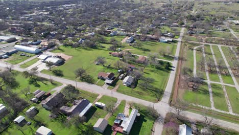 Luftbildvideo-Von-Häusern-In-Der-Stadt-Deleon,-Texas