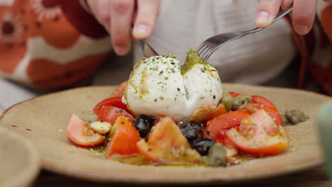 Queso-Burrata-Fresco-Sobre-Una-Cama-De-Tomates-Sazonados