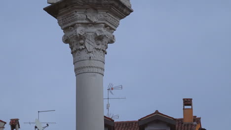 Neigungsaufnahme-Der-Skulptur-Eines-Löwen-Mit-Einem-Vogel-Darauf-Und-Gebäuden-Dahinter-In-Vicenza,-Italien