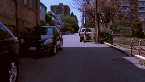 Tiro-Con-Plataforma-Rodante-Caminando-Por-El-Carril-Trasero