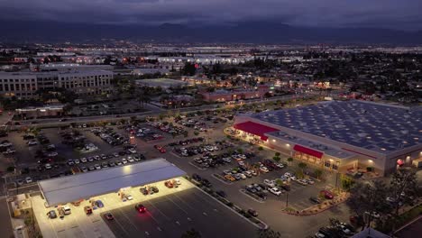 Timelapse-De-Hoteles-Y-Edificios-Comerciales-Con-Muchas-Luces-Y-Tráfico-En-Movimiento-Durante-La-Noche-En-La-Costa-Oeste-De-San-Bernardino,-California,-En-Transición-A-Escena-Oscura.