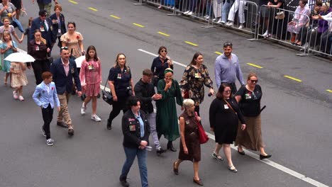 Legado-De-Australia,-Familias-De-Veteranos-Caminando-Por-La-Calle,-Participando-En-El-Desfile-Del-Día-De-Anzac-En-La-Ciudad-De-Brisbane