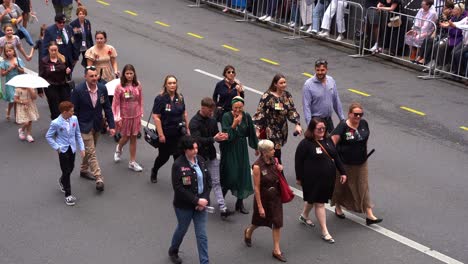 Legacy-Australia,-Veteranenfamilien-Gehen-Die-Straße-Entlang-Und-Nehmen-An-Der-Anzac-Day-Parade-In-Der-Stadt-Brisbane-Teil