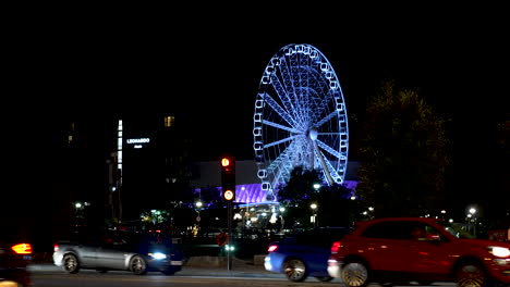 Ferris-Wheel-of-Liverpool-at-Night-and-Street-Traffic,-City-Observation-Landmark-in-Lights,-England-UK,-Slow-Motion