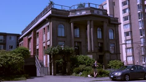 Antiguo-Edificio-Histórico-Con-Gente