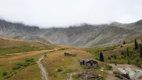 4K-Luftaufnahmen-Von-Drohnen-über-Alten-Hüttenruinen-Auf-Dem-Mayflower-Gulch-Trail-Im-Summit-County-In-Der-Nähe-Von-Leadville-Copper-Mountain,-Colorado