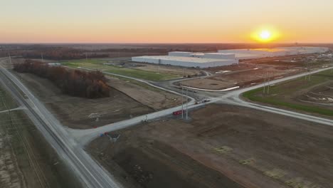 Acercamiento-Aéreo-Del-Megacampus-De-Ford,-Ciudad-De-Blueoval-En-Stanton,-Tennessee,-Con-Un-Hermoso-Atardecer-Como-Telón-De-Fondo