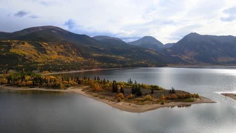 4K-Luftaufnahmen-Von-Drohnenaufnahmen-Des-Herbstlaubs-Von-Espenbäumen-An-Den-Twin-Lakes-In-Colorado-In-Der-Nähe-Von-Leadville