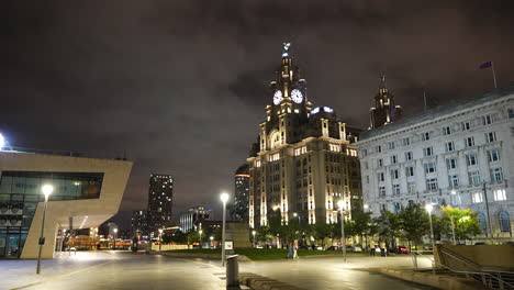 Liverpool,-Inglaterra,-Reino-Unido-Por-La-Noche,-El-Palacio-Real-Del-Hígado,-El-Edificio-Mersey-Ferry-Y-La-Gente-En-El-Paseo-Fluvial