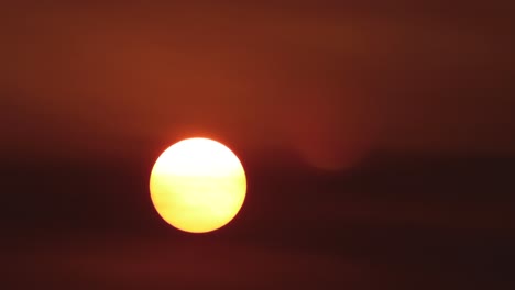 Sonnenuntergang-Leuchtend-Orange-Sonne-Tiefrot-Klarer-Himmel-Ende-Des-Tages-Australien-Victoria-Gippsland-Maffra-
