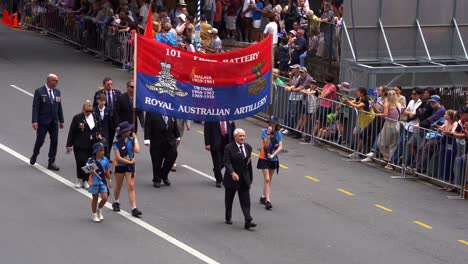 Vertreter-Der-101-Field-Battery-Association,-Royal-Australian-Artillery,-Nehmen-An-Der-ANZAC-Day-Parade-In-Der-Innenstadt-Von-Brisbane-Teil-Und-Ehren-Diejenigen,-Die-Inmitten-Jubelnder-Menschenmengen-Gedient-Und-Opfer-Gebracht-Haben