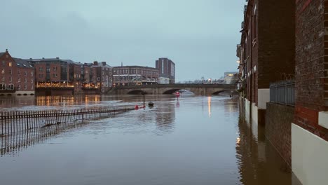 Las-Inundaciones-Sumergen-Las-Calles-Del-Centro-De-La-Ciudad-Al-Atardecer.