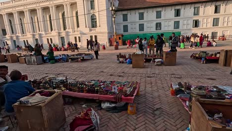 Blick-über-Marktstände-Mit-Traditionellen-Nepalesischen-Souvenirs-Und-Anderen-Kunsthandwerkswaren