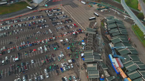 Vista-Aérea-De-Los-Aficionados-Locales-De-Fiesta-En-El-Estacionamiento-De-Oakland-Athletics-En-California-En-Protesta-Por-La-Venta-Del-Equipo-De-Béisbol-A-Las-Vegas.