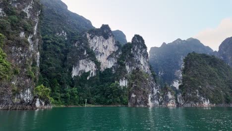 Schwenkaufnahme-Von-Bewachsenen-Klippen-Mit-Blick-Auf-Das-Türkisfarbene-Meer,-Thailand