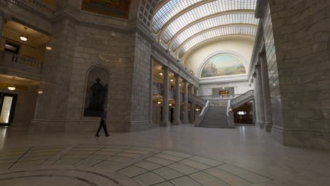 Innenansicht-Des-Utah-State-Capitol,-Neigung-Von-Der-Decke-Der-Rotunde-Zum-Eleganten-Atrium