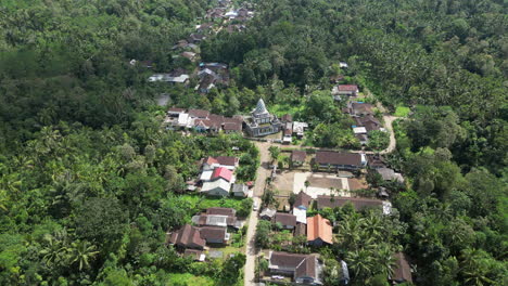 Moschee-Liegt-Inmitten-Eines-Kleinen-Dorfes-An-Den-Dschungelbedeckten-Hängen-Des-Mount-Ijen