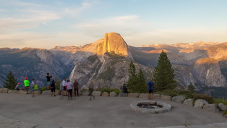 Turistas-Tomando-Fotografías-En-El-Punto-Del-Glaciar-Sobre-El-Valle-De-Yosemite-En-Una-Tarde-Soleada-En-California