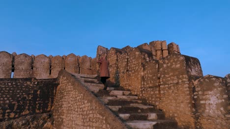 Person-Beim-Treppensteigen-Im-Ranikot-Fort-In-Sindh-Bei-Sonnenuntergang