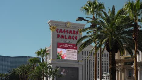 Exterior-of-Caesars-Palace-hotel-and-casino-in-Las-Vegas,-Nevada-on-sunny-day