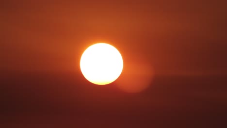 Sonnenuntergang-Hell-Orange-Sonne-Rot-Klar-Himmel-Australien-Victoria-Gippsland-Maffra-
