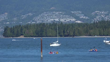 Mehrere-Kajakfahrer-Am-Strand-Von-Vancouver.-Kajaks-In-Vancouver