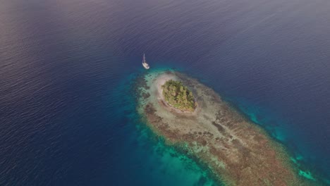 Drohnenclip-Auf-Den-San-Blas-Inseln-Mit-Einem-Segelboot,-Das-Auf-Einer-Abgelegenen-Insel-Vor-Anker-Liegt