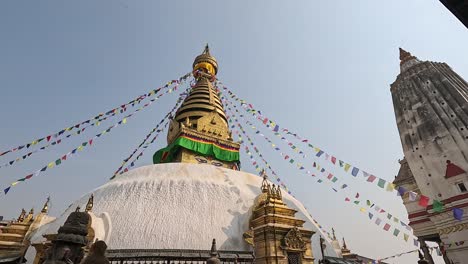 Famosa-Estupa-Swayambhu-Y-Pratappur-Shikara-En-El-Templo-Budista-Swayambhunath,-Katmandú,-Valle-De-Katmandú,-Nepal