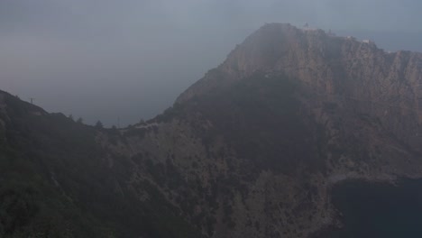 Nebliger-Blick-Auf-Die-Berge-In-Bejaia-Aus-Algerien