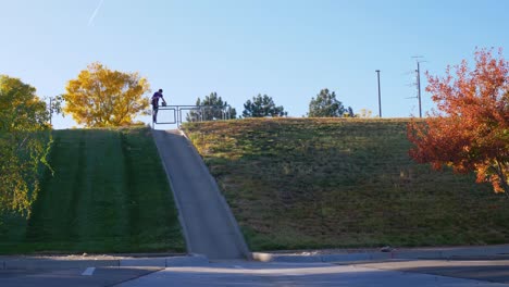 Skater-Rast-über-Einen-Riesigen-Hügel