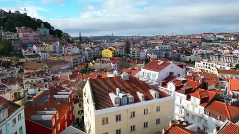 Elevándose-Sobre-Mouraria,-Zona-Histórica-De-La-Ciudad-De-Lisboa-Y-Sobrevolando-Lisboa,-Portugal.
