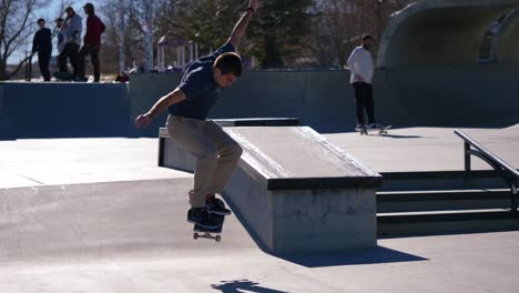 Patinador-Monta-Un-Hubba-Y-Hace-Un-Kickflip