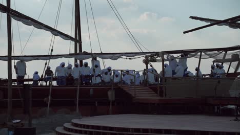 Arabische-Matrosen-In-Traditionellen-Kostümen-Auf-Einem-Oldtimer-Boot-Beim-Maritimen-Festival-In-Abu-Dhabi