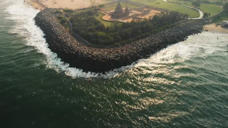 Luftaufnahme-über-Der-Bucht-Von-Bengalen-Mit-Enthüllung-Des-Küstentempels-In-Chennai