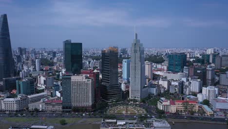 Muelle-De-Ferry-De-Saigón-Vietnam-Y-Edificios-Del-Horizonte-De-La-Ciudad-De-Ho-Chi-Minh