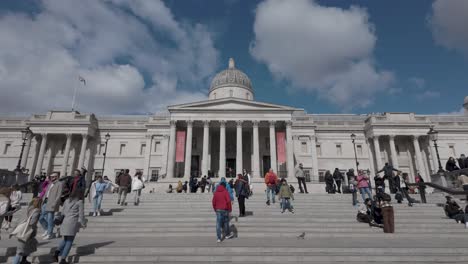 Tagesaufnahmen-Zeigen-Fußgänger,-Die-Die-Treppen-Zum-Trafalgar-Square-Entlang-In-Richtung-Der-National-Portrait-Gallery-In-London-Laufen,-Ein-Konzept-Des-Kulturellen-Erbes