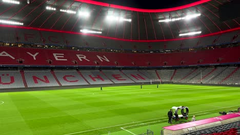 FC-Bayern-München-Stadion-Mit-Grünem-Rasen-Nach-Dem-Spiel-In-Der-Nacht