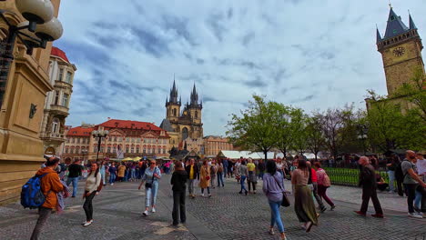 Turistas-Visitando-La-Plaza-Urbana-En-La-República-Checa-Ciudad-De-Praga-Centro-Histórico-Destino-De-Viaje,-Antigua-Arquitectura-Europea,-Gente-Caminando