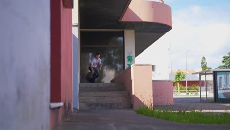 Mann-Macht-Skateboard-Trick-In-Portugal