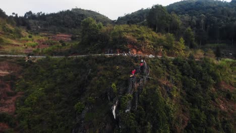 Gruppe-Von-Freunden-Steht-Auf-Einem-Hügel-In-Ha-Giang-In-Vietnam