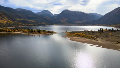 4K-Luftaufnahmen-Von-Twin-Lakes-In-Der-Nähe-Von-Leadville,-Colorado,-Mit-Herbstlaub
